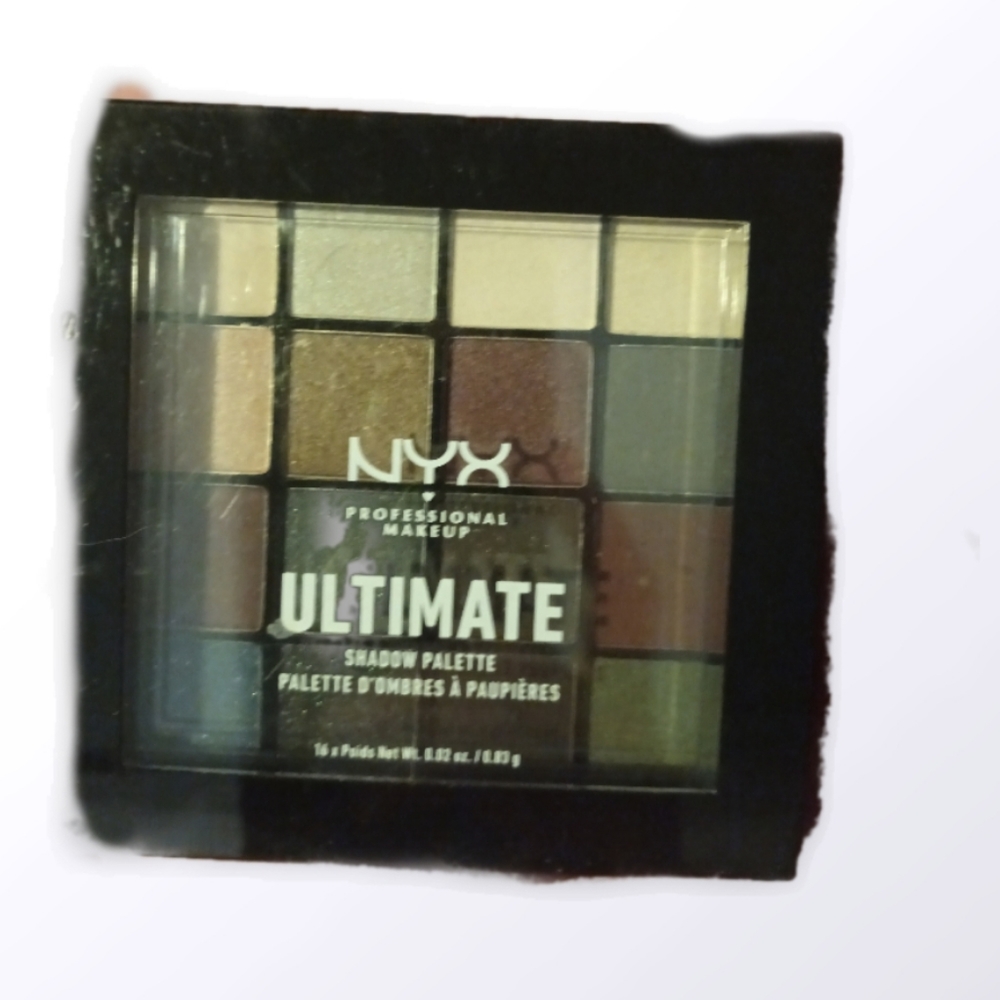 NYX Ultimate Shadow Palette BNIW 16 colorus  0.83g